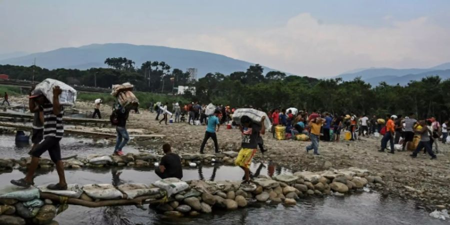 Menschen mit Schmuggelware an Grenze zu Venezuela