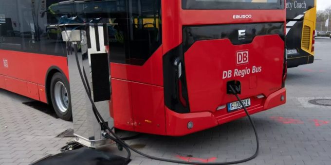 Ein Elektrobus an der Ladestation Ein Elektrobus an der Ladestation