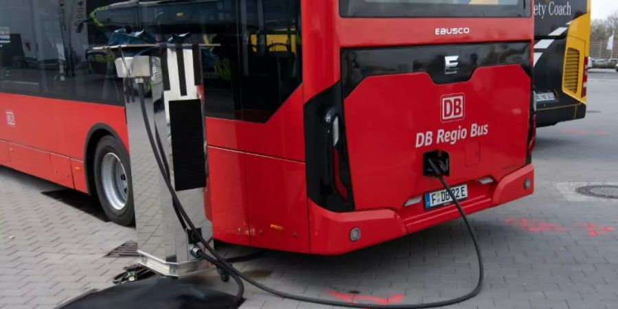 Ein Elektrobus an der Ladestation