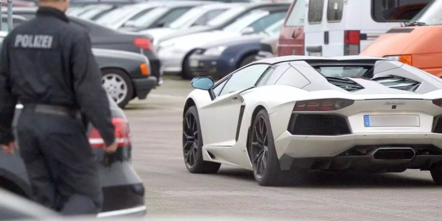 Ein Lamborghini wird in Hamburg auf einer Verwahrstelle untergebracht. Das Fahrzeug war wegen überhöhter Dezibel-Werte sichergestellt worden. Foto: Axel Heimken