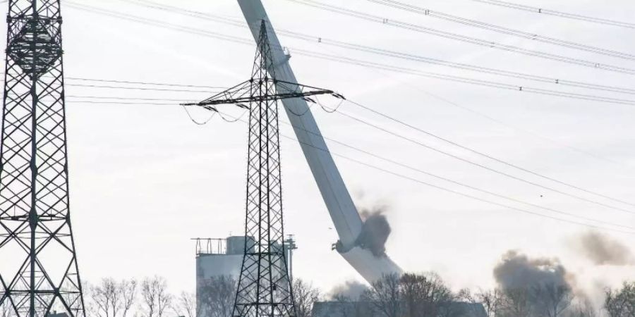 Der Schornstein des ehemaligen Kraftwerks Knepper wird gesprengt. Foto: Marcel Kusch