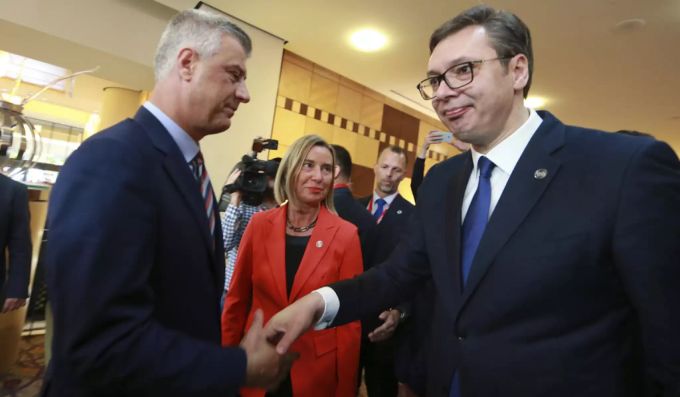 Der Präsident des Kosovo, Hashim Thaci, und der Präsident Serbiens, Aleksandar Vucic, geben sich die Hand. Kosovo
