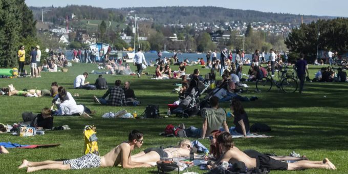 Menschen geniessen am 20. April 2019 das Wetter in Zürich. Der 20. April war der Tag mit den meisten Sonnenstunden – bis jetzt. Wetter