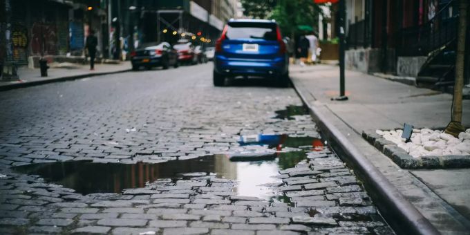 Der Mann, der einen Rentner beim Streit umgestossen hat, wurde verurteilt. Auto-Streit