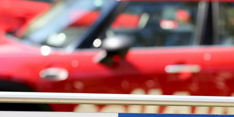 Wagen eines Carsharing-Anbieters stehen auf einem Parkplatz. 1,81 Millionen der insgesamt 2,46 Millionen Nutzerkonten entfallen auf die stationslosen Free-Floating-Dienste. Foto: Jan Woitas