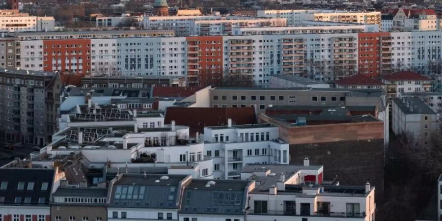 Weil die Mieten in den Grossstädten ungebremst steigen, ziehen immer mehr Menschen ins Umland. Doch auch dort wird Wohnraum zunehmend teurer. Foto: Paul Zinken