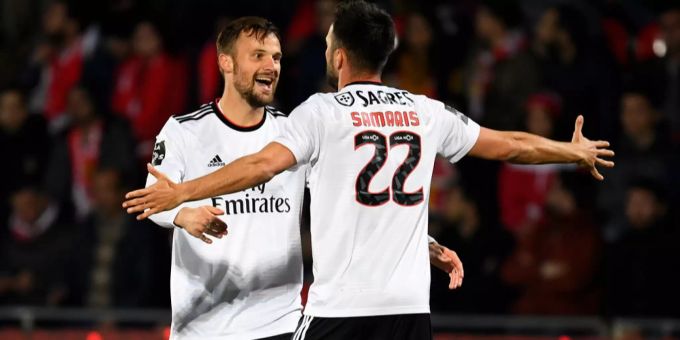Haris Seferovic wird von seinem Teamkollegen Samaris für sein Tor gefeiert. Haris Seferovic Benfica Lissabon