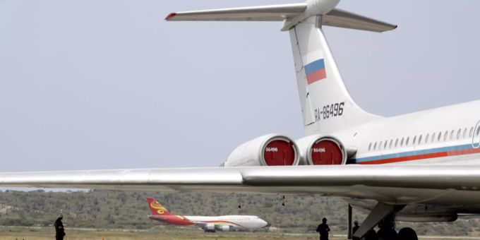 Ein russisches und ein chinesisches Flugzeug am Flughafen in der Nähe von Caracas. (Symbolbild) nicolás maduro