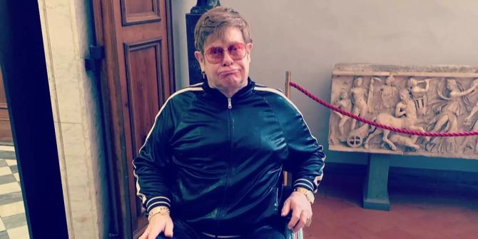 Elton John im Rollstuhl