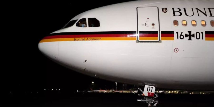 Der A340 «Konrad Adenauer» der Luftwaffe muss zunächst am Boden bleiben. Foto: Ralf Hirschberger