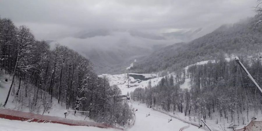 Dunkle Wolken türmen sich über der Weltcup-Piste in Rosa Khutor. Foto: Gabriele Facciotti/AP