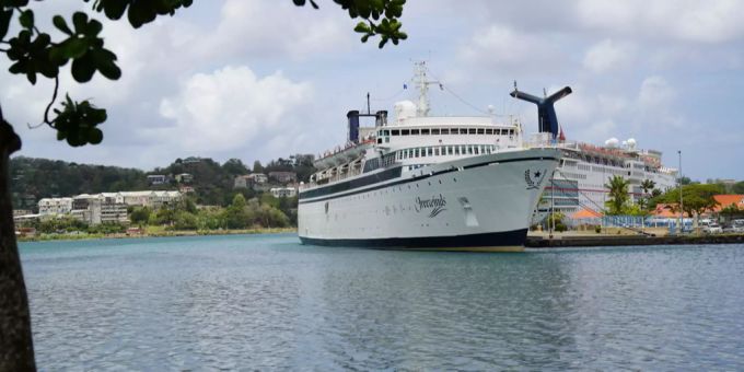 Das Kreuzfahrtschiff von Scientology wartet am Hafen von St. Lucia. Scientology Schiff