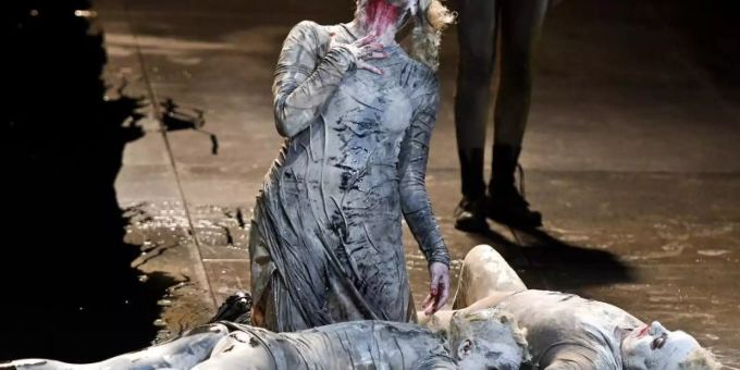 Die deutsche Schauspielerin Maria Happel (r) als «Agamemnon», Caroline Peters (M) als «Klytaimestra» und Andrea Wenzl als «Kassandra». «Die Orestie», eine Produktion des Wiener Burgtheaters, eröffnet das Hamburger Theaterfestival. Foto: Herbert Neubauer/APA Die deutsche Schauspielerin Maria Happel (r) als «Agamemnon», Caroline Peters (M) als «Klytaimestra» und Andrea Wenzl als «Kassandra». «Die Orestie», eine Produktion des Wiener Burgtheaters, eröffnet das Hamburger Theaterfestival. Foto: Herbert Neubauer/APA