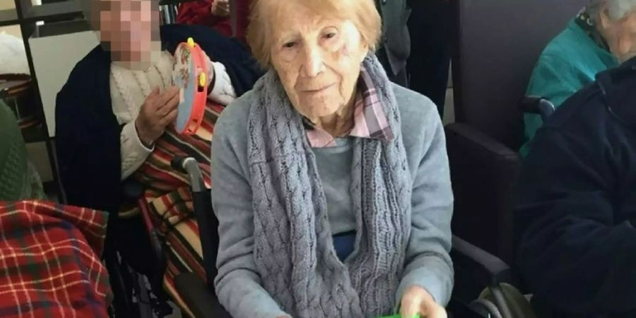 Eine deutsche Seniorin starb im Auto des Betrüger-Paares
