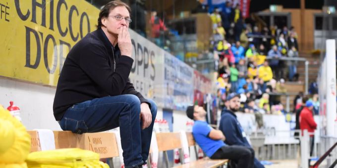 Arno Del Curto in Gedanken versunken vor dem Gastspiel mit dem ZSC beim HCD. Arno Del Curto