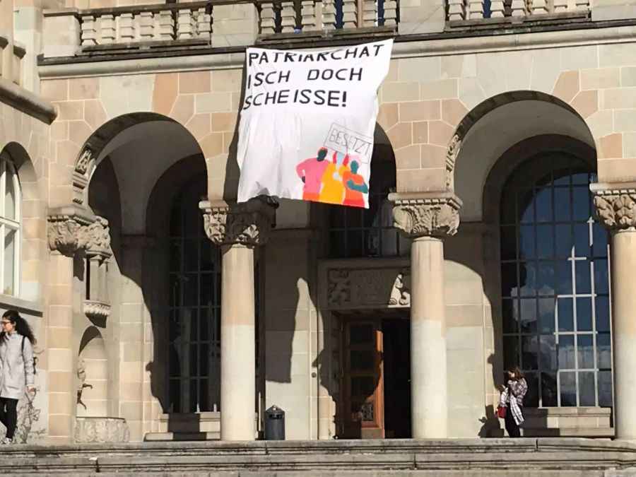 Mit diesem Banner «Patriarchat ist doch scheisse», startete die Besetzung der FTIQ Gruppe am Mittwochabend.