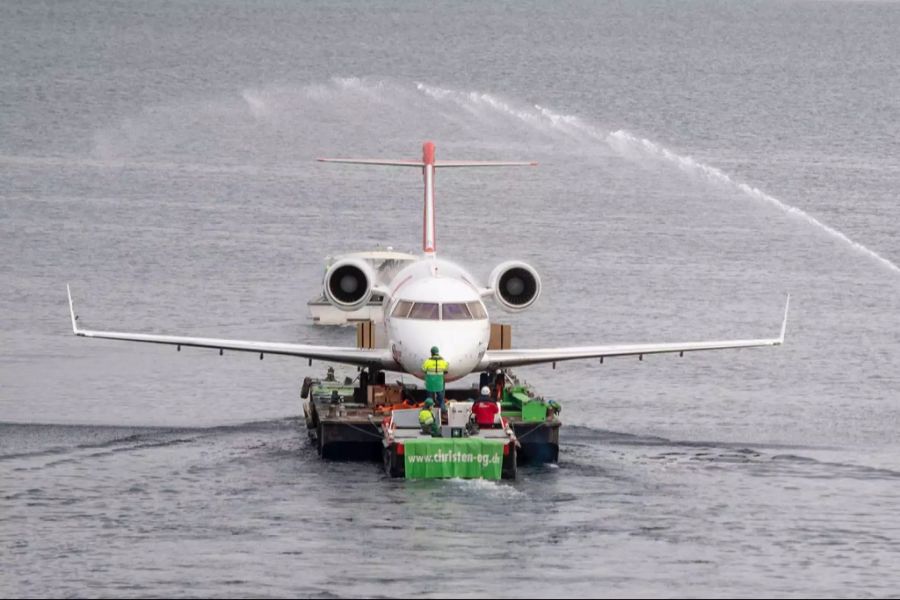 Der Rega-Jet auf dem Vierwaldstättersee auf dem Weg nach Luzern.