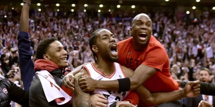Kawhi Leonard (M) feiert den Sieg seiner Toronto Raptors gegen die Philadelphia 76ers. Foto: Frank Gunn/The Canadian Press/AP
