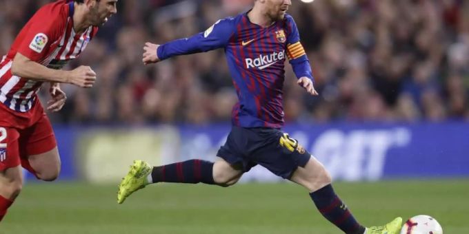 Barcelonas Lionel Messi (r) und Atleticos Diego Godin liefern sich ein hitziges Duell. Foto: Manu Fernandez/AP Barcelonas Lionel Messi (r) und Atleticos Diego Godin liefern sich ein hitziges Duell. Foto: Manu Fernandez/AP