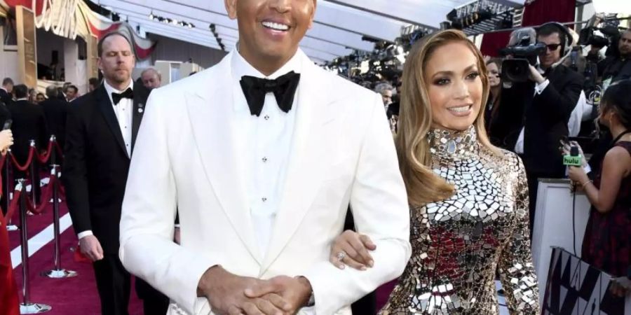 Alex Rodriguez und Jennifer Lopez bei der Oscar-Verleihung. Jetzt hat sich das Paar verlobt. Foto: Charles Sykes