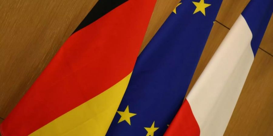 Deutsche, europäische und französische Fahne