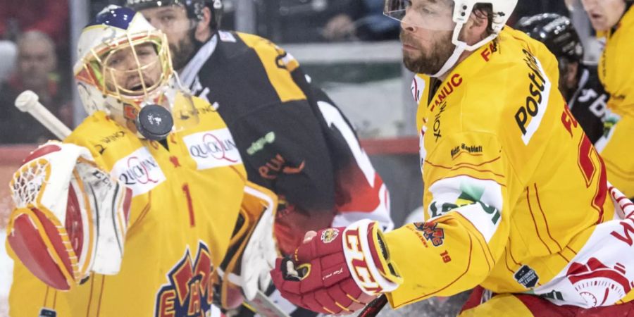 Berns Andrew Ebbett (hinten) kämpft gegen Biels Goalie Jonas Hiller und Beat Forster