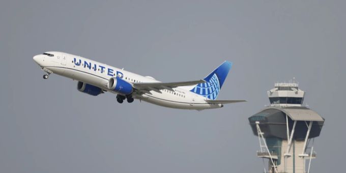 Eine Maschine der US-Fluggesellschaft United Airlines hat während dem Flug ein Rumpfteil verloren. (Archivbild) USa
