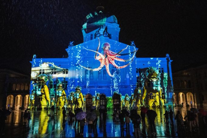 Auf das Bundeshaus wurden Bilder vom Point Nemo projiziert. Bern