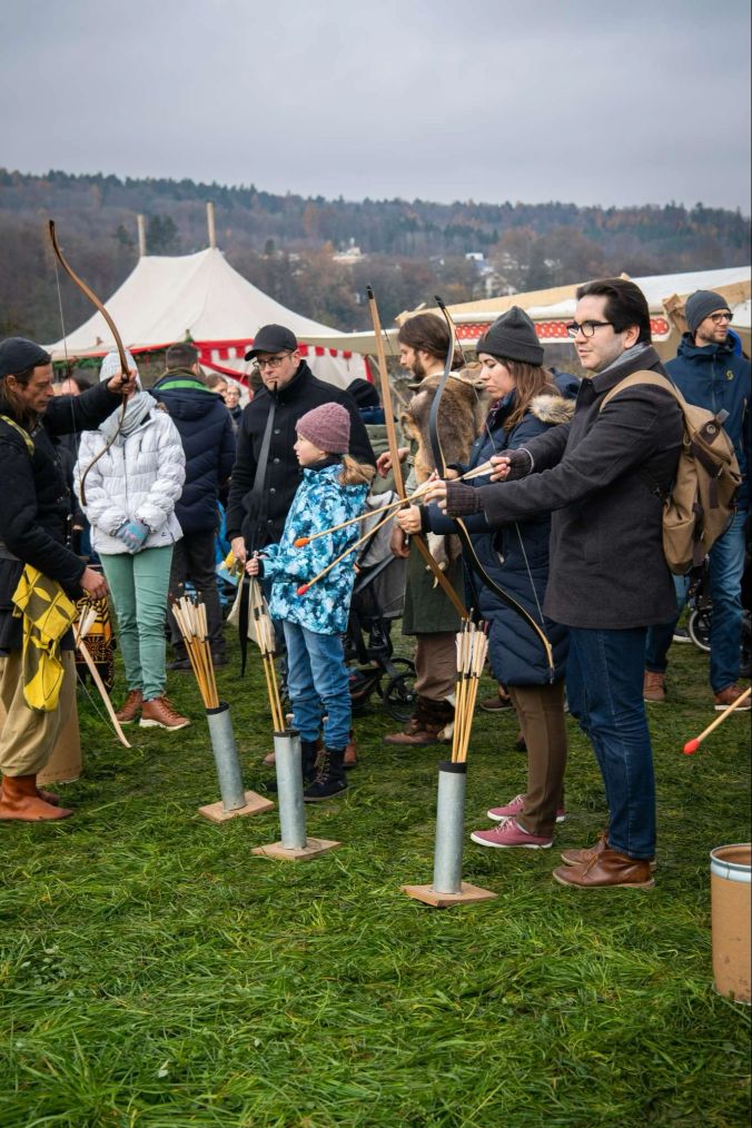 An diesem Stand konnten die Besucher sich im Pfeilbogenschiessen probieren.