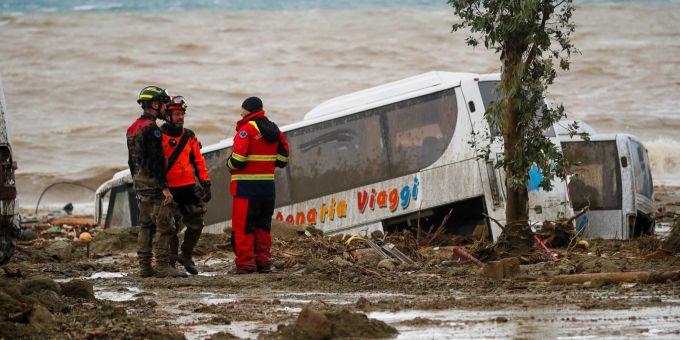 Rettungskräfte auf Ischia neben einem Bus, der durch schwere Regenfälle weggeschwemmt wurde. Salvatore Laporta/AP/dpa Schweres Unwetter auf Ischia