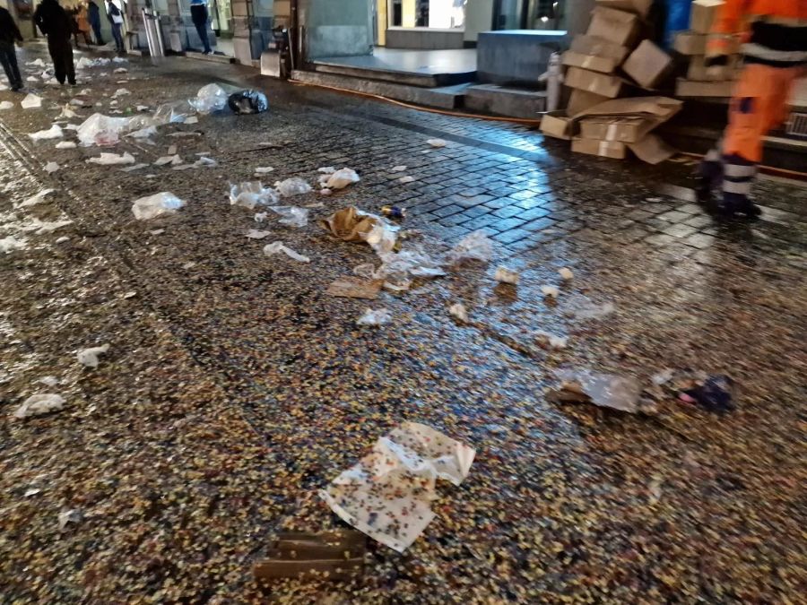Nach dem Zibelemärit in der Stadt Bern waren die Strassen der Altstadt voller Müll.