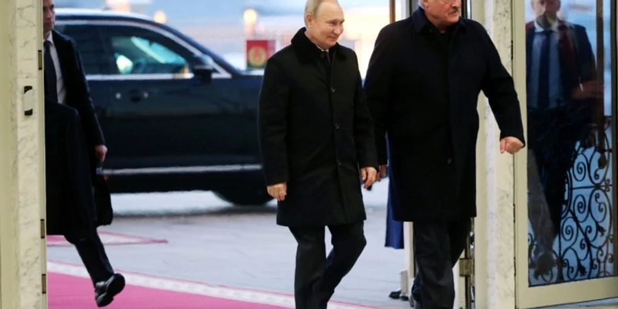 Putin und Lukaschenko am 19. Dezember in Minsk: Der russische Präsident will unerkannt seine Freunde besuchen können.