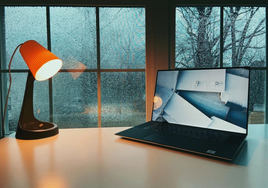 Lampe Schreibtisch Winter Schnee Fenster Laptop