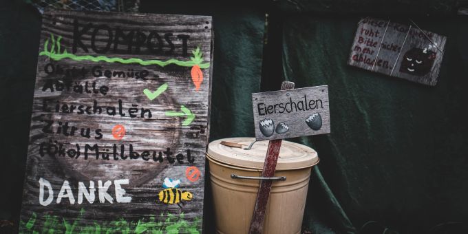 Was gehört in den Kompost – und was nicht? Kompost Eimer Gardening Hinweisschild Holz