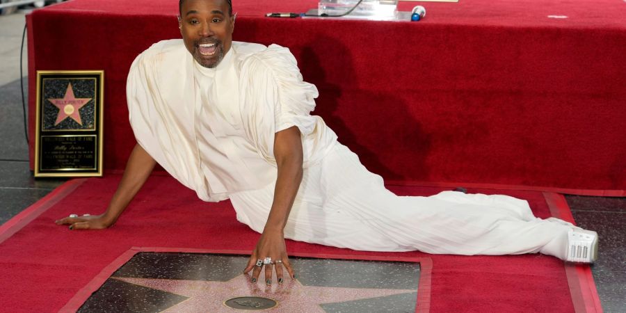 Billy Porter posiert hinter seinem neuen Stern auf dem «Hollywood Walk of Fame».