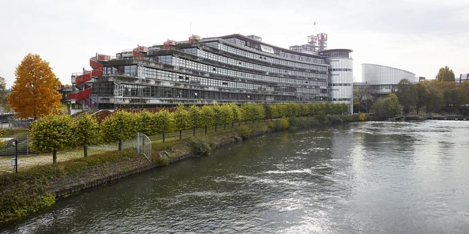 Der Europäische Gerichtshof für Menschenrechte in Strassburg wird sich dazu äussern, ob die von der Serafe AG pro Haushalt erhobene Radio- und TV-Abgabe Singles diskriminiert. (Archivbild) europäischer gerichtshof für menschenrechte