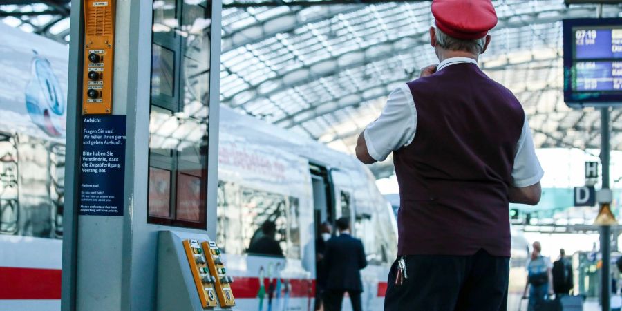 Ein Zugbegleiter am Berliner Hauptbahnhof.