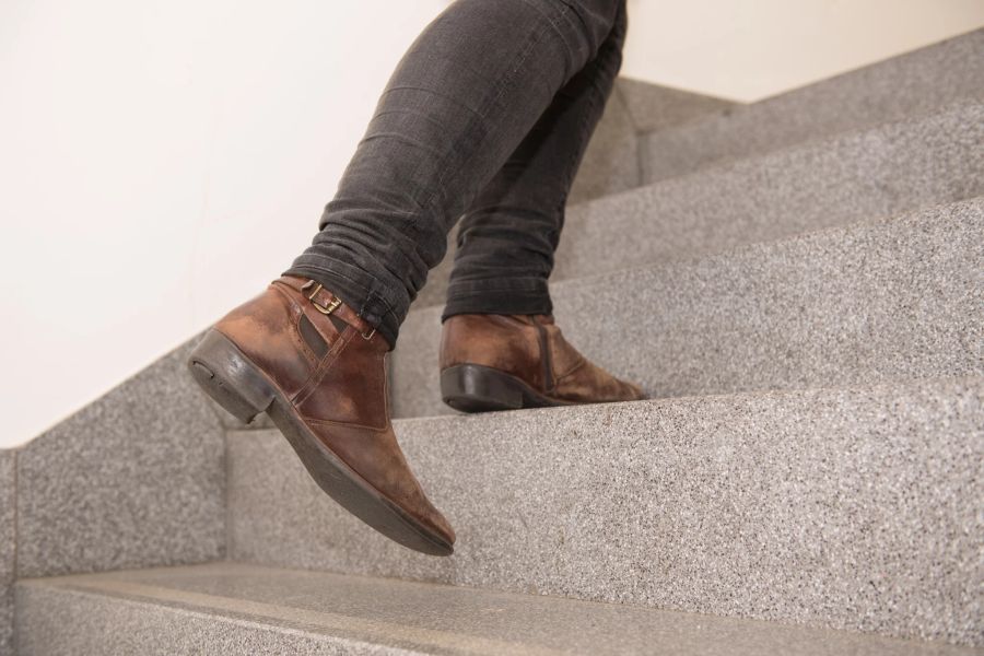 Treppe Füsse Beine Treppensteigen Schuhe