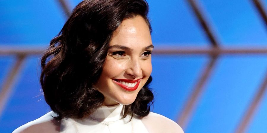 Die Schauspielerin Gal Gadot spricht während der Golden Globe Awards 2021.