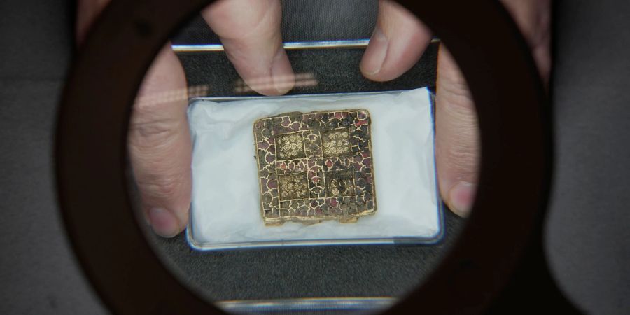 Das Amulett einer frühmittelalterlichen Gold- und Edelsteinhalskette, die bei Grabungen für ein Bauvorhaben in der englischen Grafschaft Northamptonshire gefunden wurde.