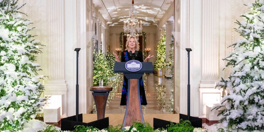 Jill Biden spricht bei der Enthüllung des diesjährigen Weihnachtsthemas des Weissen Hauses im East Room des Präsidentensitzes.