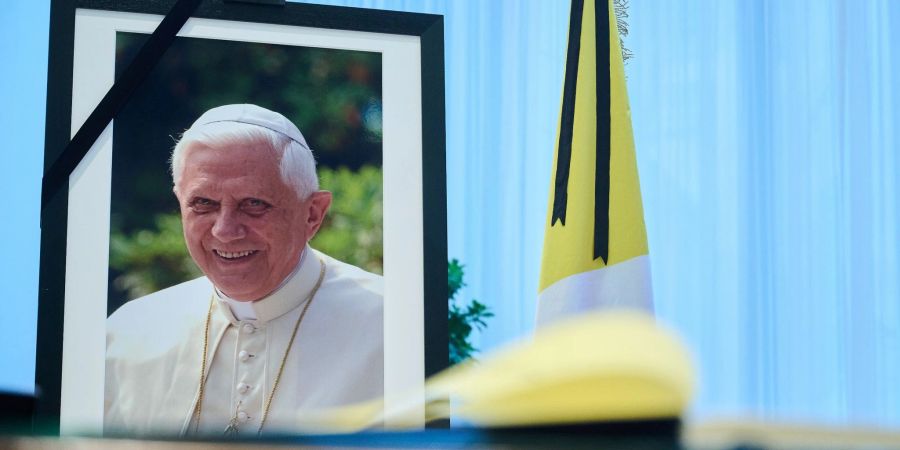 Ein Kondolenzbuch für den verstorbenen emeritierten Papst Benedikt XVI. in der Apostolische Nuntiatur in Berlin.