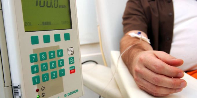 Wenn die Chemotherapie bei einer Krebserkrankung nicht mehr helfen kann, muss die Krankenversicherung die Kosten für eine alternative Therapie tragen - zumindest unter gewissen Voraussetzungen. Wenn die Chemotherapie bei einer Krebserkrankung nicht mehr helfen kann, muss die Krankenversicherung die Kosten für eine alternative Therapie tragen - zumindest unter gewissen Voraussetzungen.