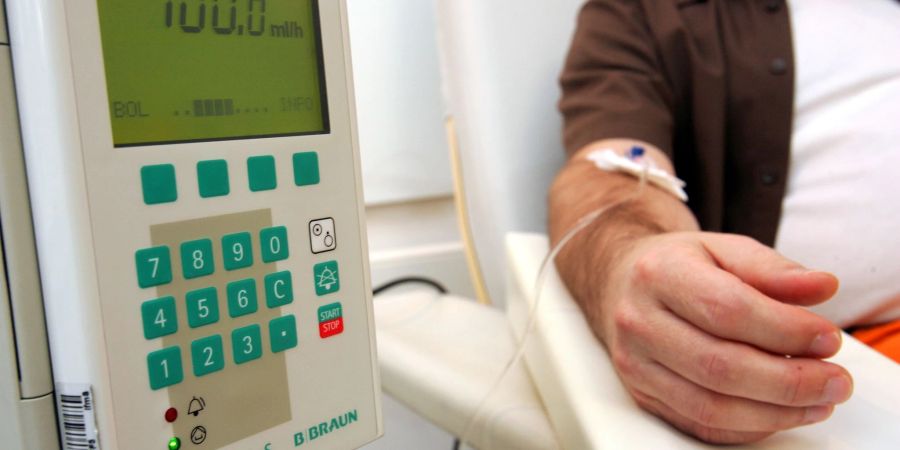 Wenn die Chemotherapie bei einer Krebserkrankung nicht mehr helfen kann, muss die Krankenversicherung die Kosten für eine alternative Therapie tragen - zumindest unter gewissen Voraussetzungen.