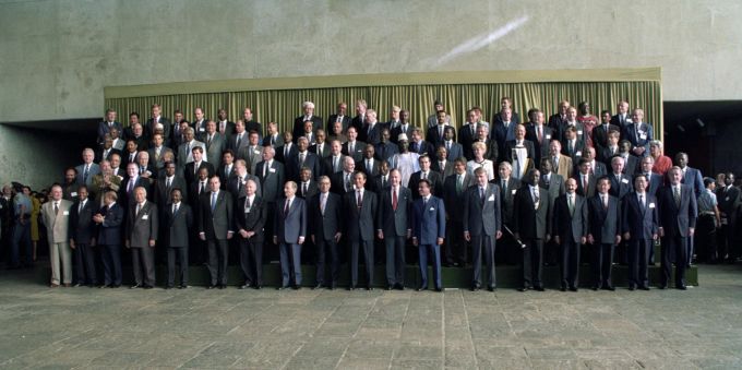 Die 103 am Erdgipfel in Rio anwesenden Staatschefs, darunter Bundesrat Flavio Cotti in der zweiten Reihe Mitte, der als einziger nach rechts blickt. Erdgipfel Rio Flavio Cotti