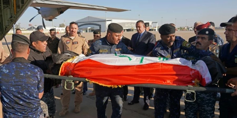 Transport der getöteten Polizisten aus dem Norden Iraks