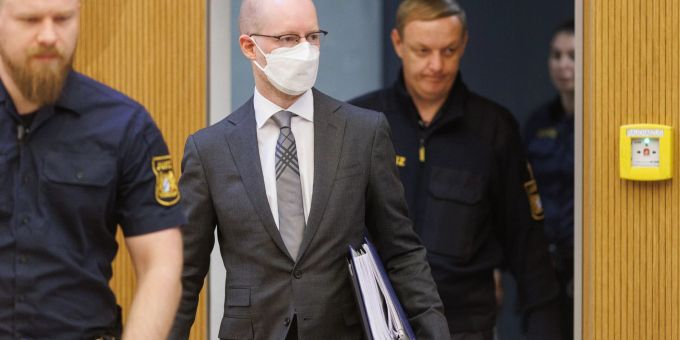 Der frühere Wirecard-Manager und Kronzeuge Oliver Bellenhaus (M) kommt zur Fortsetzung des Prozesses in den Münchner Gerichtssaal. Der frühere Wirecard-Manager und Kronzeuge Oliver Bellenhaus (M) kommt zur Fortsetzung des Prozesses in den Münchner Gerichtssaal.