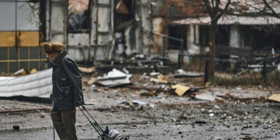 Ein Anwohner geht in Bachmut eine Strasse entlang. Foto: Libkos/AP/dpa