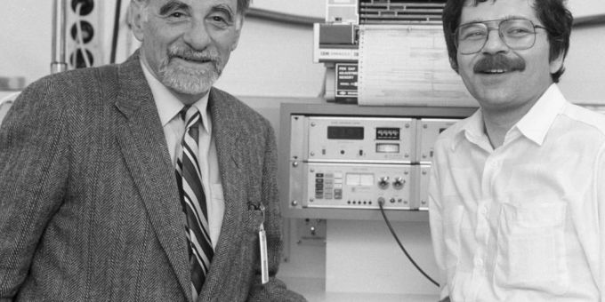 Der Schweizer Physiker Karl Alex Mueller, links, und der deutsche Wissenschaftler Georg Bednorz, rechts, informierten 1987 über ihre bahnbrechenden Forschungsergebnisse im Bereich der Supraleitung. (Archivbild) Der Schweizer Physiker Karl Alex Mueller, links, und der deutsche Wissenschaftler Georg Bednorz, rechts, informierten 1987 über ihre bahnbrechenden Forschungsergebnisse im Bereich der Supraleitung. (Archivbild)