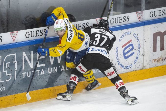 Jannik Canova (l.) vom HC Davos im Duell mit Luganos Elia Riva. HC Davos